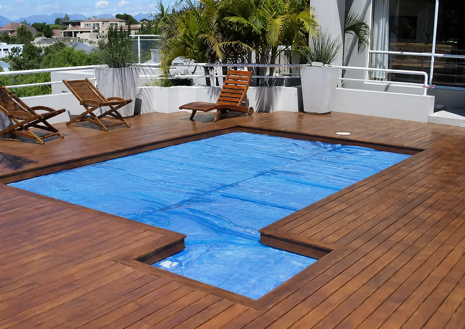 Timber outdoor living deck completed by MOMAR