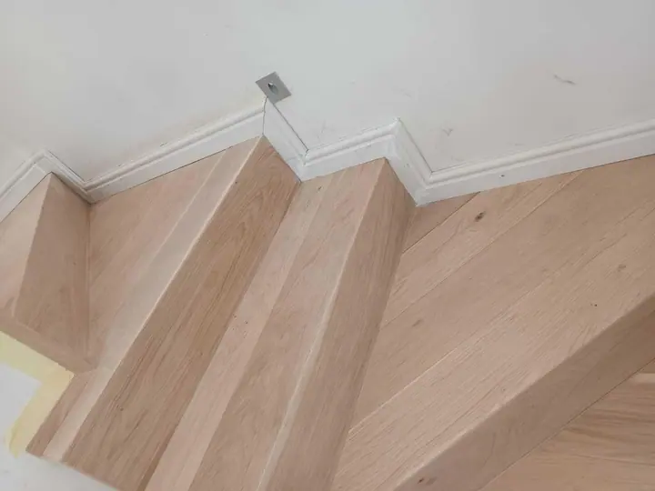 Timber treads fitted around a turning stair corner